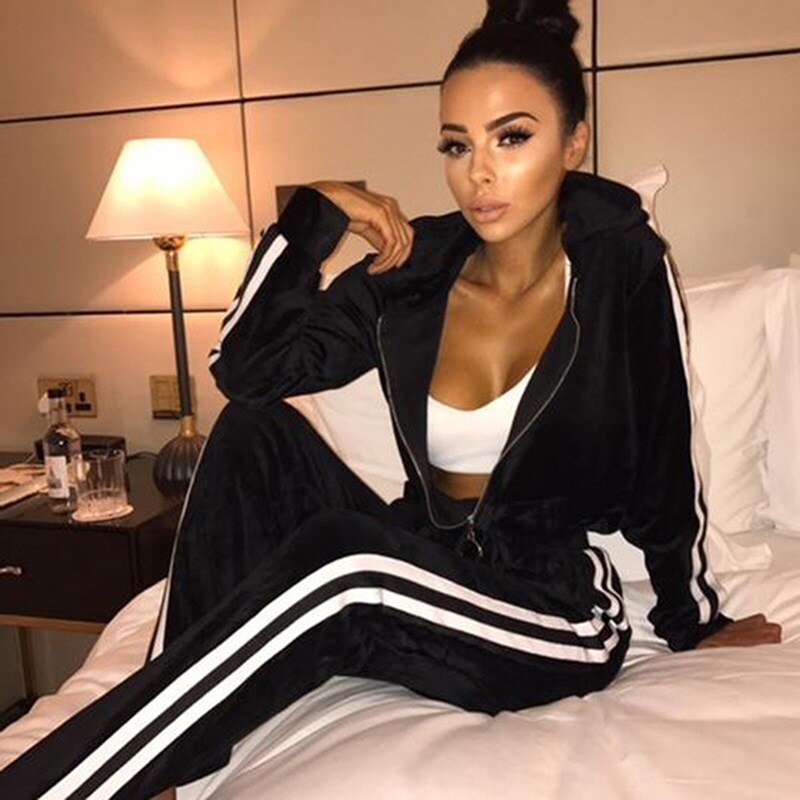 Damen Herbst Trainingsanzug, stilvoll und bequem, ideal für Sport und Freizeit.