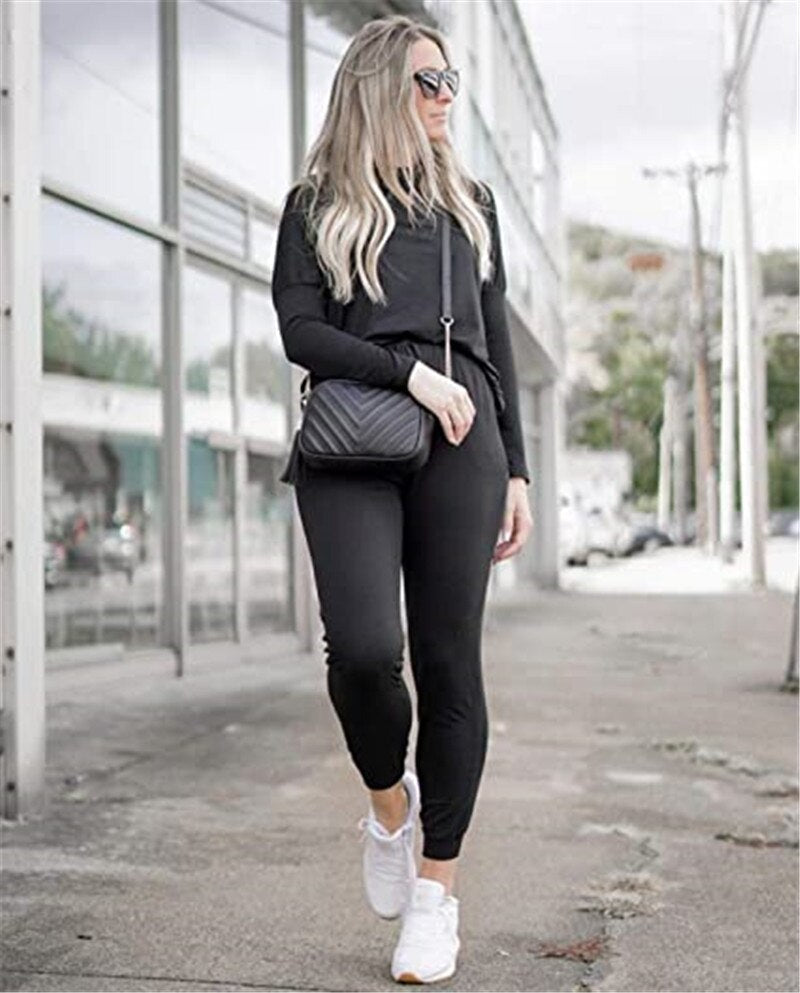 Stilvoller Damen Freizeitanzug: Weicher 2-Teiler für Frauen, komfortable Loungewear mit modernem Design.