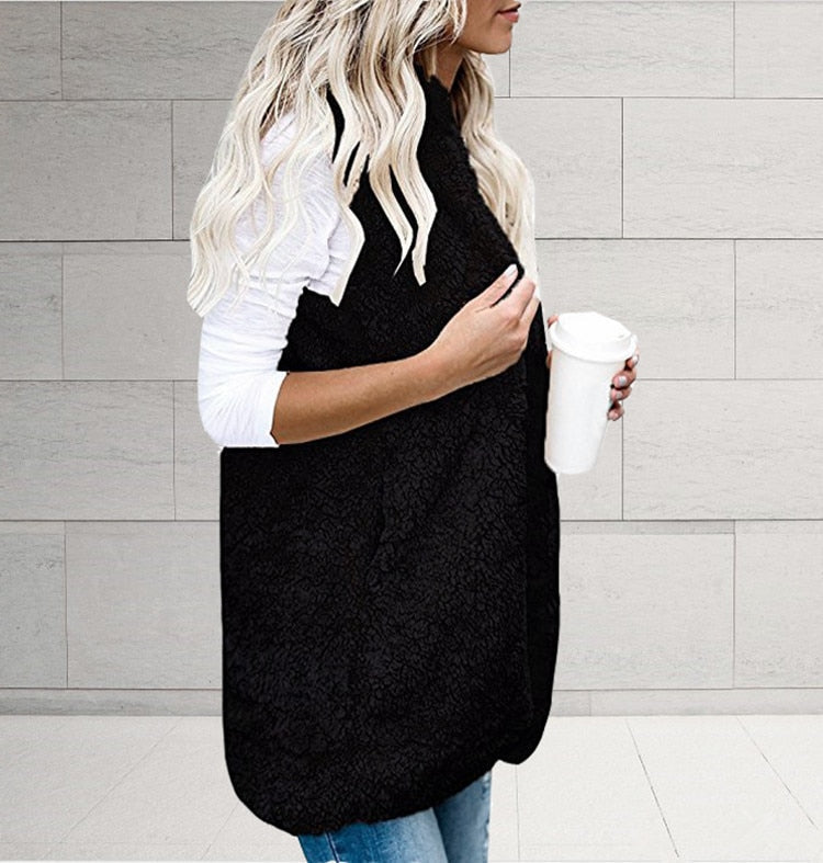 Kuschelige ärmellose Damenstrickjacke mit weicher Plüschkapuze für gemütliche Wintermode und Herbstoutfits.