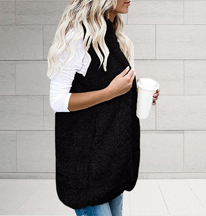 Kuschelige ärmellose Damenstrickjacke mit weicher Plüschkapuze für gemütliche Wintermode und Herbstoutfits.