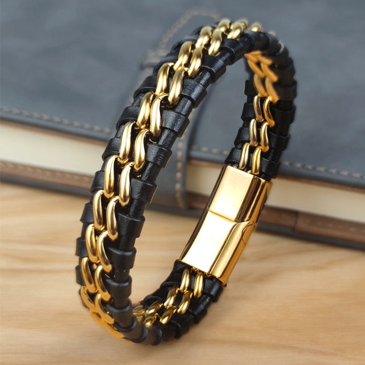 Trendiges Herrenarmband aus Echtleder mit markanter Gliederkette. Vielseitiges Modeaccessoire.