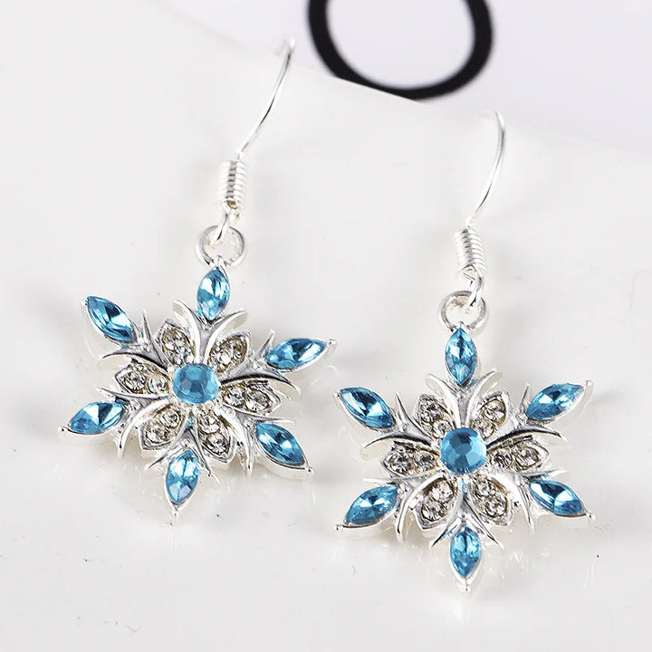 Silberfarbene Damen-Ohrringe, Schneeflocken-Design mit blauem Zirkon. Perfekt für Winter & Weihnachten.