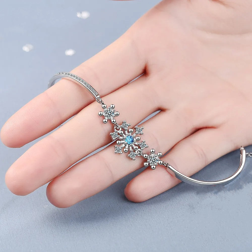 Nahaufnahme: Funkelndes Damenarmband mit detaillierten Schneeflocken und Zirkonia. Edler Silberschmuck für Weihnachten.