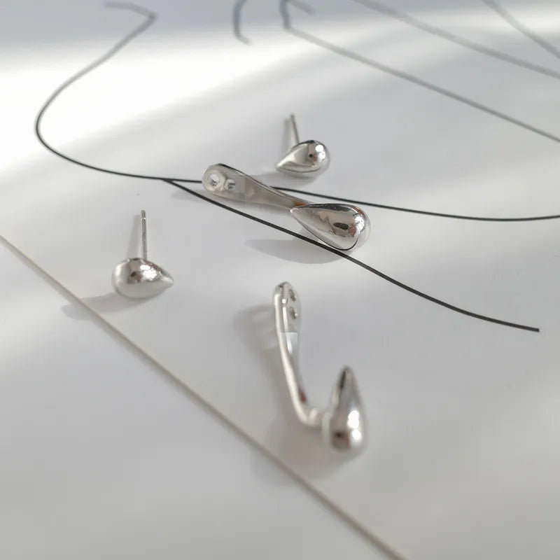 Hochwertige Wassertropfen Ohrstecker für Damen. Gold- oder Silber-Optik für einen stilvollen Auftritt.