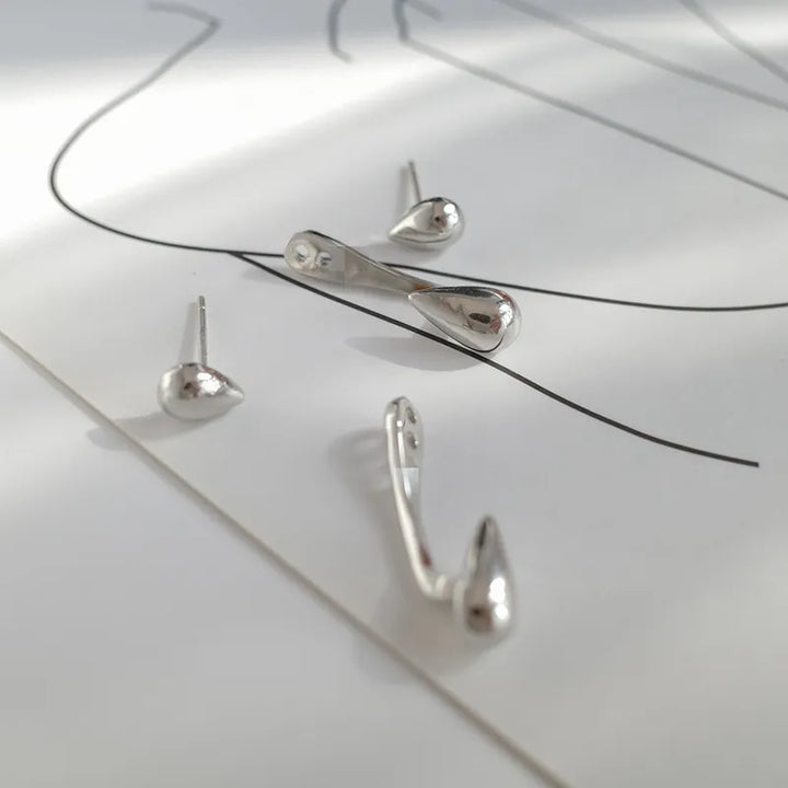 Hochwertige Wassertropfen Ohrstecker für Damen. Gold- oder Silber-Optik für einen stilvollen Auftritt.
