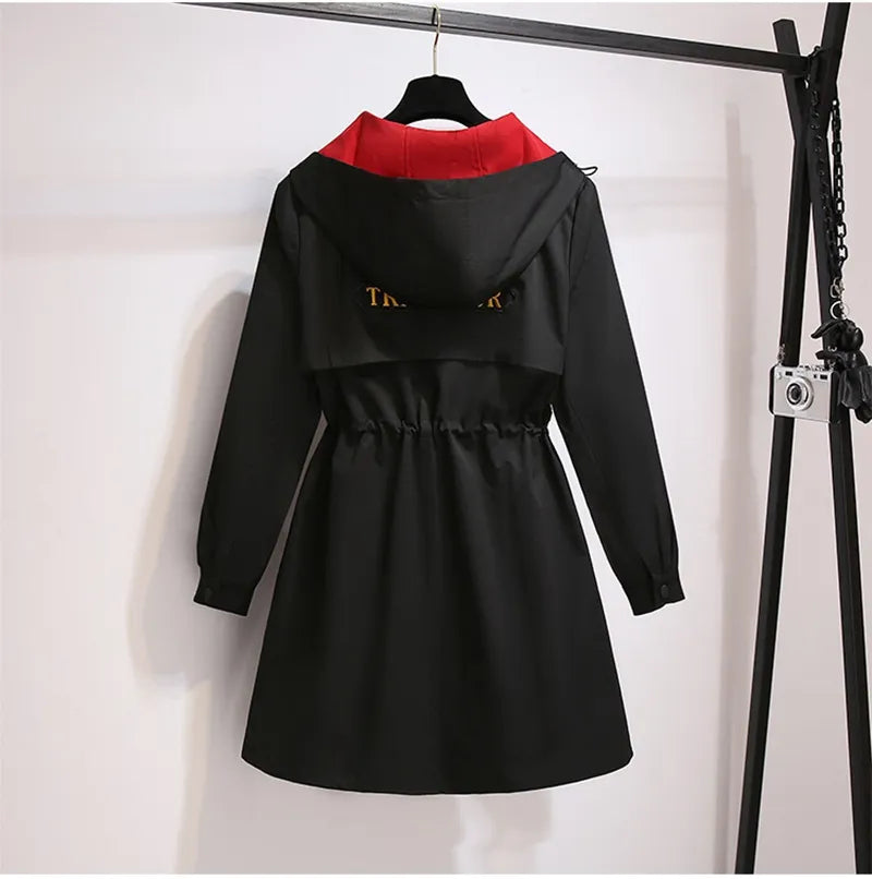 Khakifarbene Damen Windjacke Plusgröße, bequeme Kapuzenjacke für Übergangszeiten, locker geschnitten.
