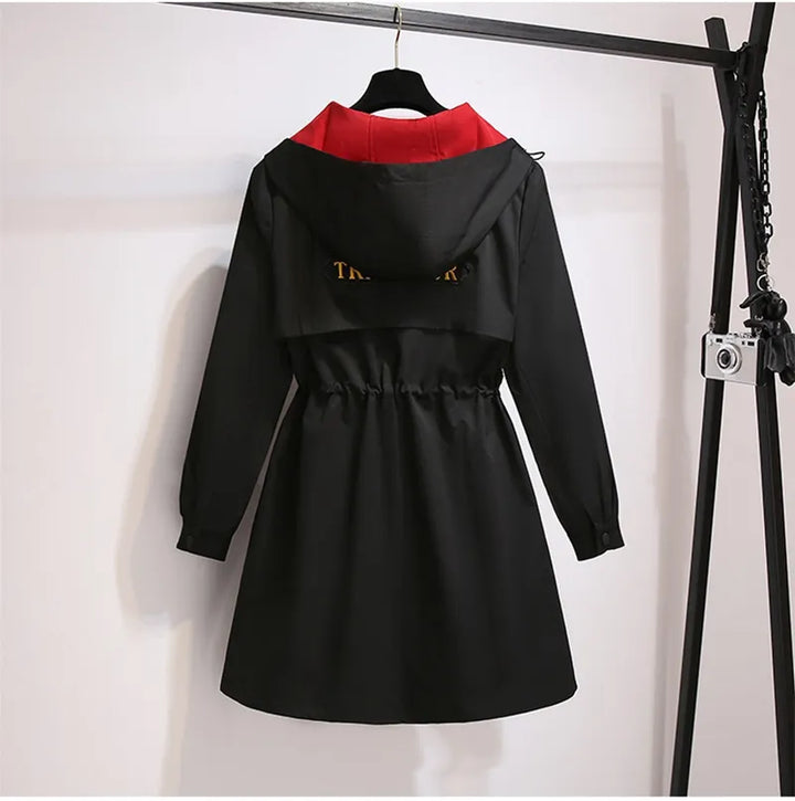 Khakifarbene Damen Windjacke Plusgröße, bequeme Kapuzenjacke für Übergangszeiten, locker geschnitten.