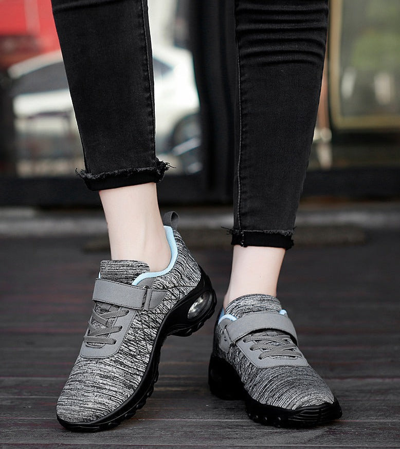 Stylischer Damen Sneaker in schwarz-weiß, leicht & flexibel, ideal für Training & Alltag.