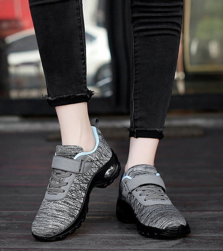 Stylischer Damen Sneaker in schwarz-weiß, leicht & flexibel, ideal für Training & Alltag.