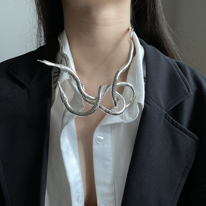 Luxuriöse Damen Schlangen Halskette; goldene Statementkette aus Edelstahl, einzigartiges Tierdesign für besondere Anlässe.