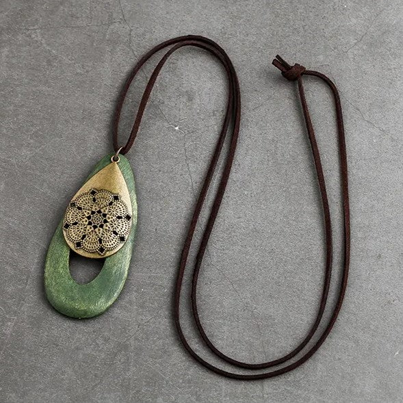 Modische Damen-Halskette aus Naturholz, ovaler Anhänger im böhmischen Stil; vielseitiges Accessoire.