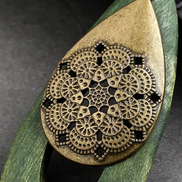 Handgefertigte Damen-Holzkette, ovaler Anhänger mit detailreichem Boho-Design; eleganter Schmuck.