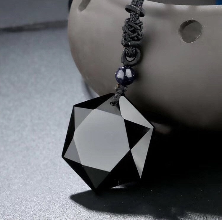 Detaillierte Ansicht der schwarzen Obsidian Halskette mit poliertem Hexagon-Anhänger, Symbol für Schutz und positive Energie.