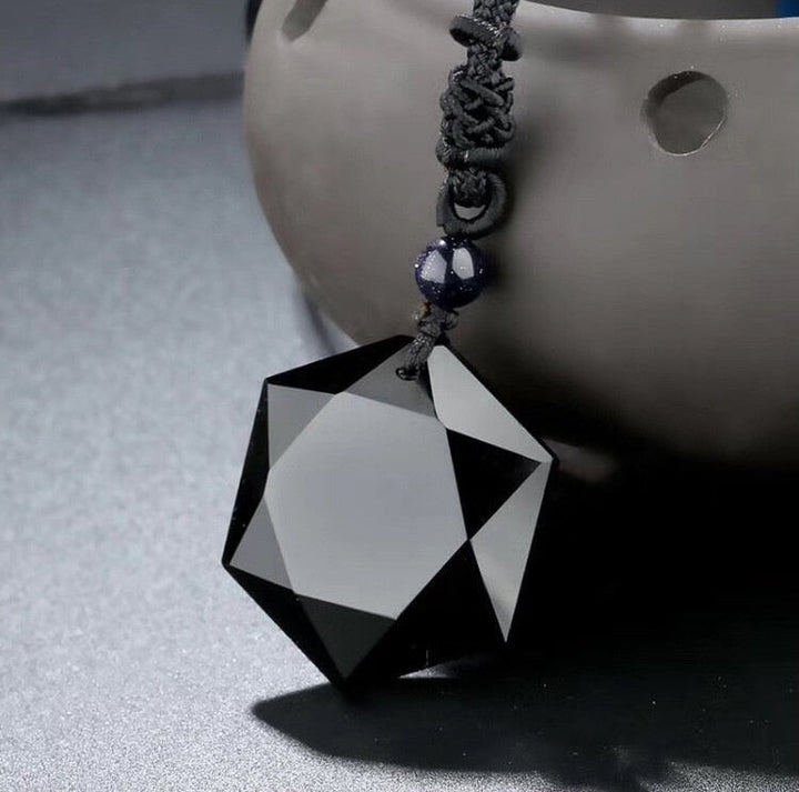 Detaillierte Ansicht der schwarzen Obsidian Halskette mit poliertem Hexagon-Anhänger, Symbol für Schutz und positive Energie.