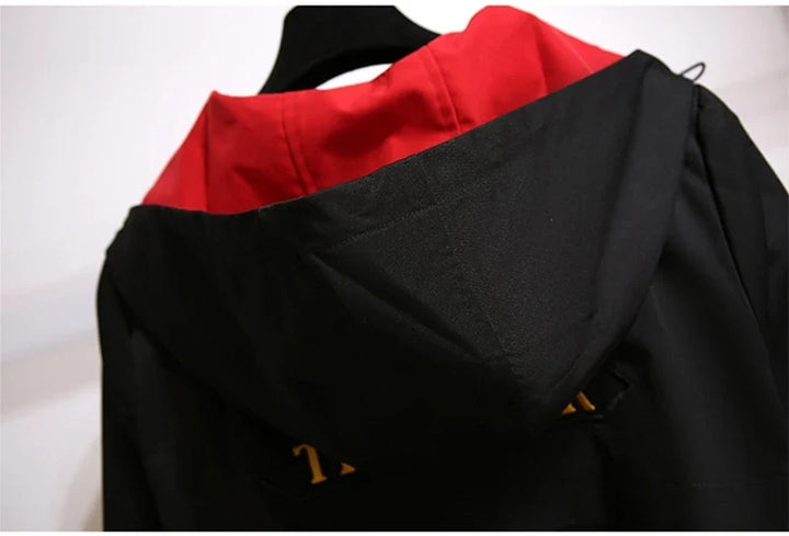 Plus Size Damen Windjacke in Schwarz, leicht und stylisch, ideal als Kapuzenjacke für den Herbst.
