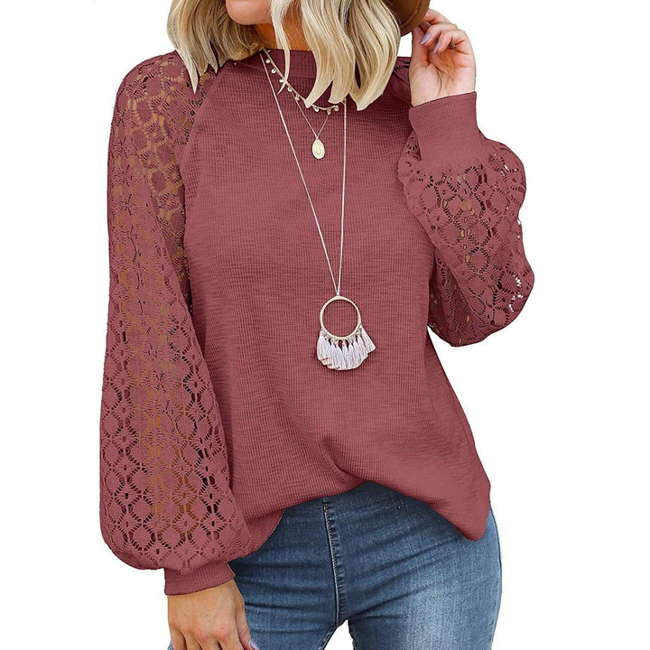 Eleganter Rundhals Strickpullover für Damen. Loose-Fit Schnitt, ideal für Herbst-Winter Outfits.