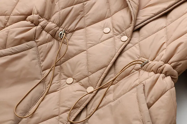 Elegante Damenmode: Wattierte Jacke in Übergröße mit stilvollem Muster für Herbst/Winter. Warm & chic.