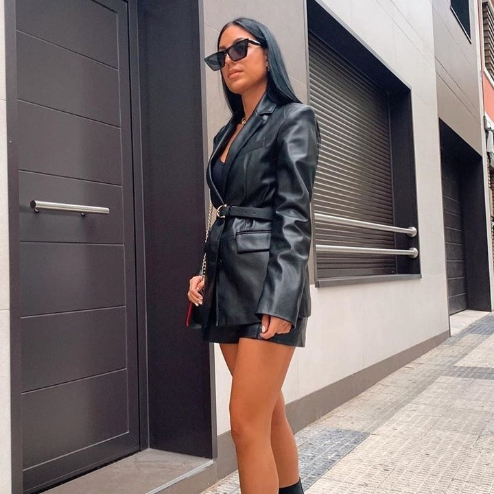 Stilvoller Damen Longblazer in langer Passform; eine vielseitige Jacke für Business-Casual und gehobene Freizeit.