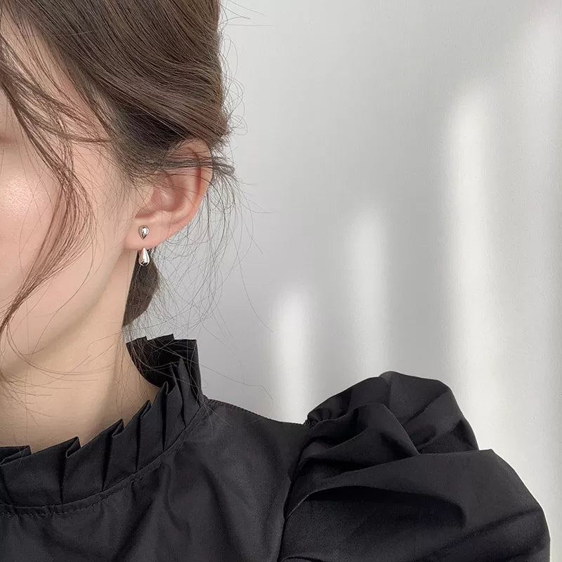 Minimalistische Wassertropfen Ohrstecker für Frauen. Schlichtes Design, ideal für jeden Tag.