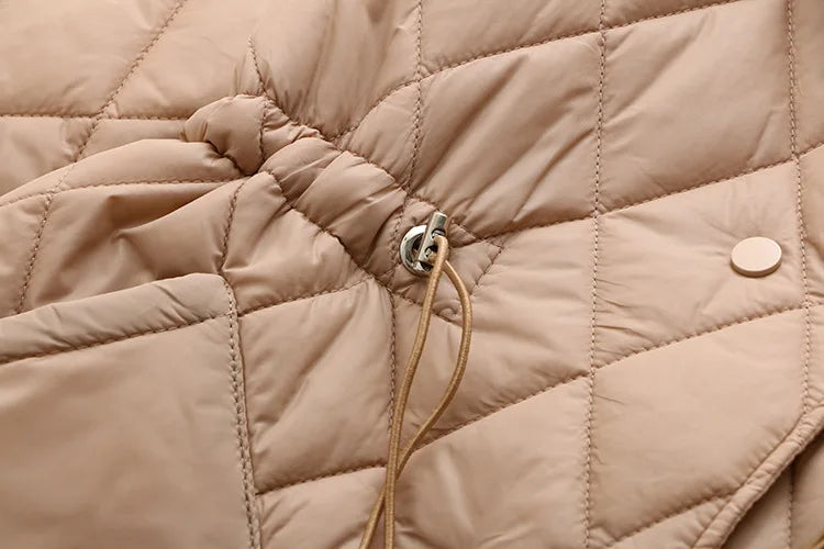 Warme Steppjacke für Damen in großen Größen, elegantes Muster. Perfekt für Outdoor-Eleganz.
