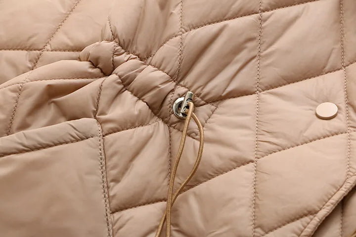 Warme Steppjacke für Damen in großen Größen, elegantes Muster. Perfekt für Outdoor-Eleganz.