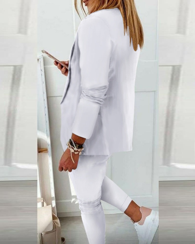 Damen Anzug Marie-Louise, Blazer offen getragen für einen smarten Casual Look, perfekt für die Freizeit.
