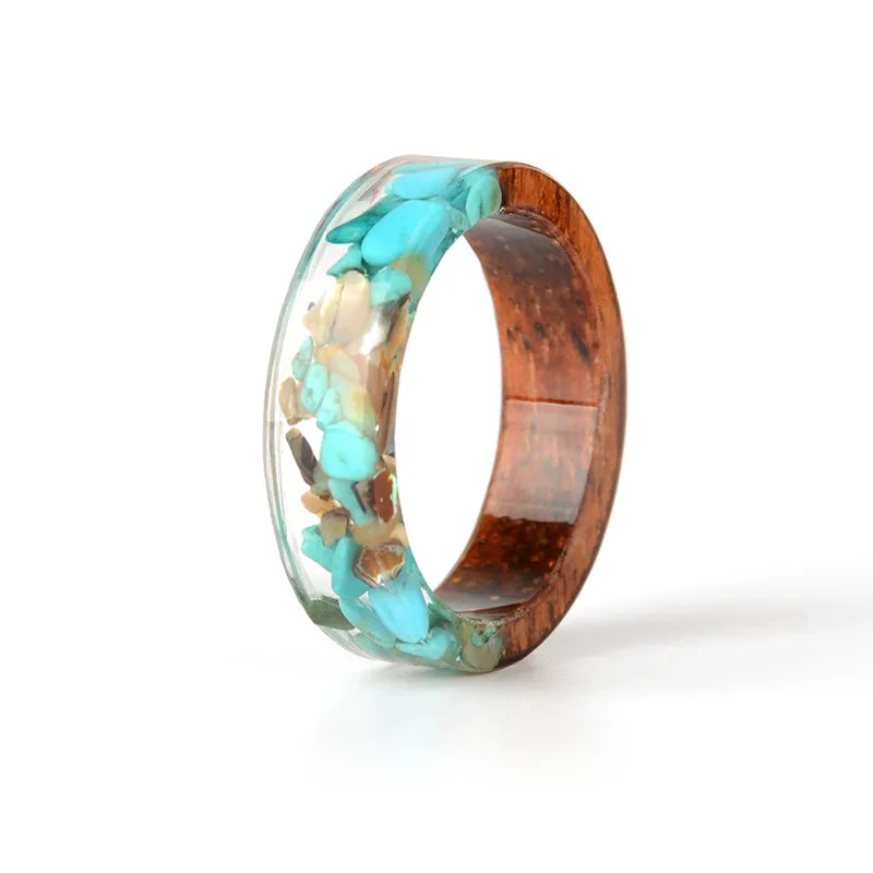 Einzigartiger Natur-Schmuck: Holzharzring am Finger, handgemacht aus Echtholz und Epoxidharz, Unisex-Design.