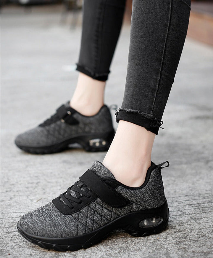 Flexibler, atmungsaktiver Damen Sneaker in Grau, passt sich jeder Bewegung an, sehr leicht.