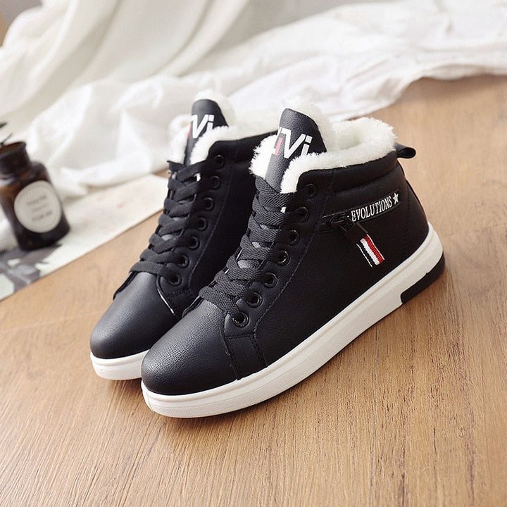 Gemütliche High-top Damen Winterstiefel in modischem Design, kuschelig warm. Perfekt für stilvolle Winteroutfits.