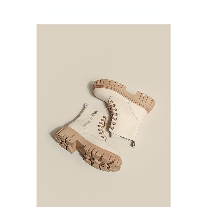 Komfortable Plateausohle der schwarzen Damen Herbststiefel. Trendige Damenschuhe mit stabilem Absatz für lange Tage.