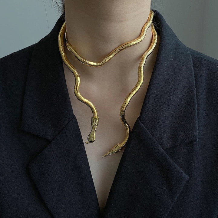 Damen Halskette mit Schlangen-Anhänger, goldfarbenes Metall; eleganter Schmuck mit Tierdesign für modebewusste Frauen.
