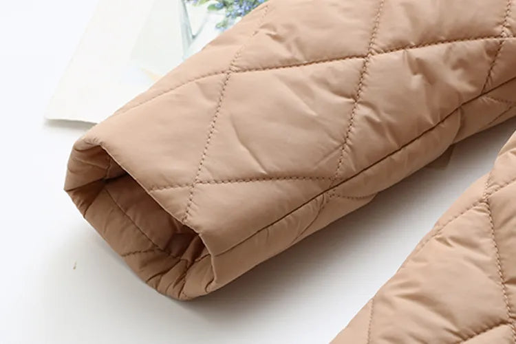 Herbst-Winter wattierte Damenjacke, große Größen, elegantes Muster, ideal für modische Outfits.
