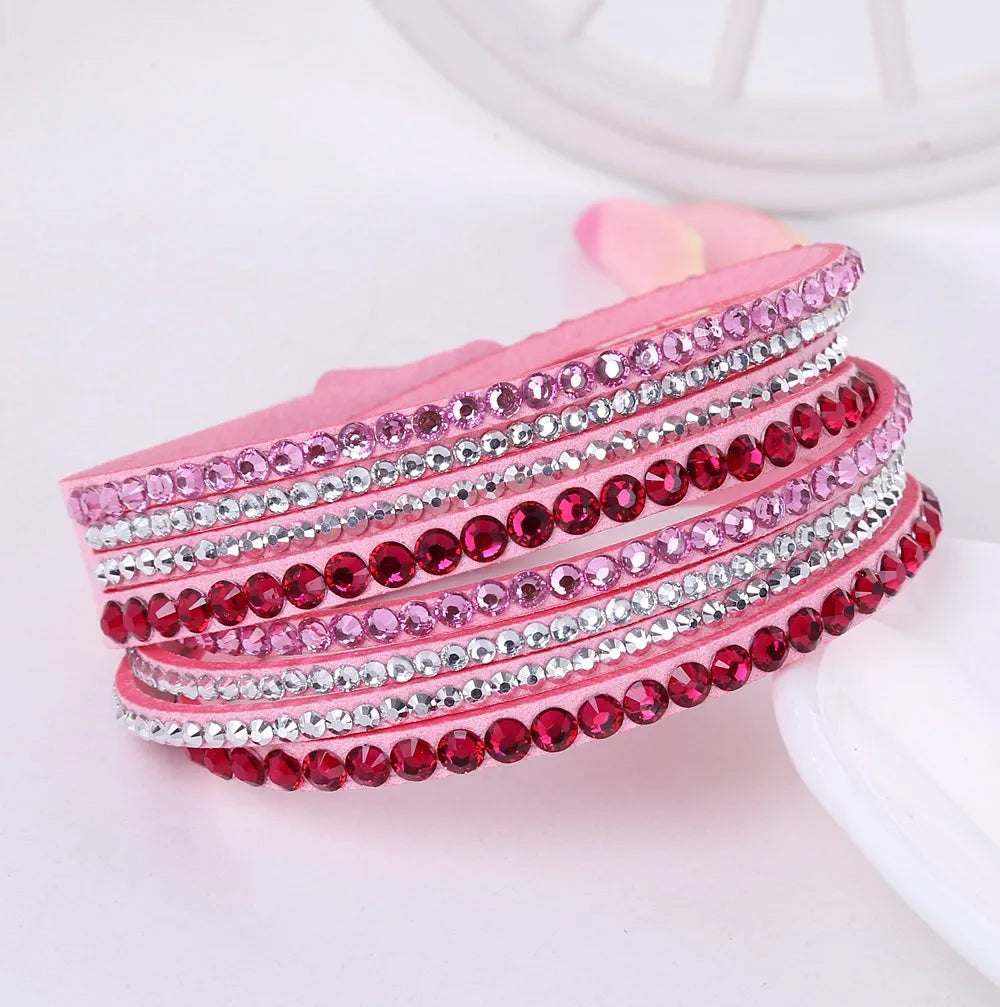 Trendiges Unisex Wickelarmband mit Strass. Modern und elegant, funkelnder Schmuck für modebewusste Träger.
