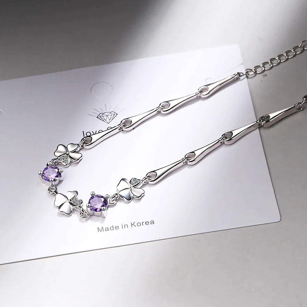 Modernes Damen Glücksbringer-Armband: Vierblättriges Kleeblatt Design, Silber, funkelnde Kristalle.