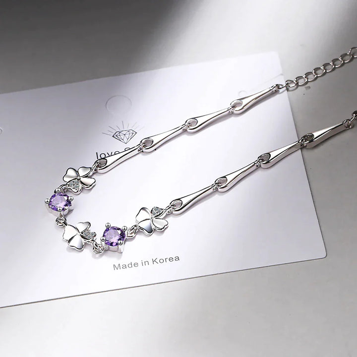 Modernes Damen Glücksbringer-Armband: Vierblättriges Kleeblatt Design, Silber, funkelnde Kristalle.
