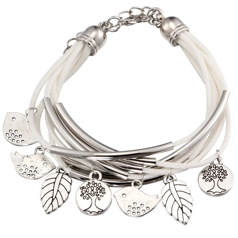 Boho-Chic Armband: Mehrschichtig, Natur-Design mit Blättern & Vögeln.
