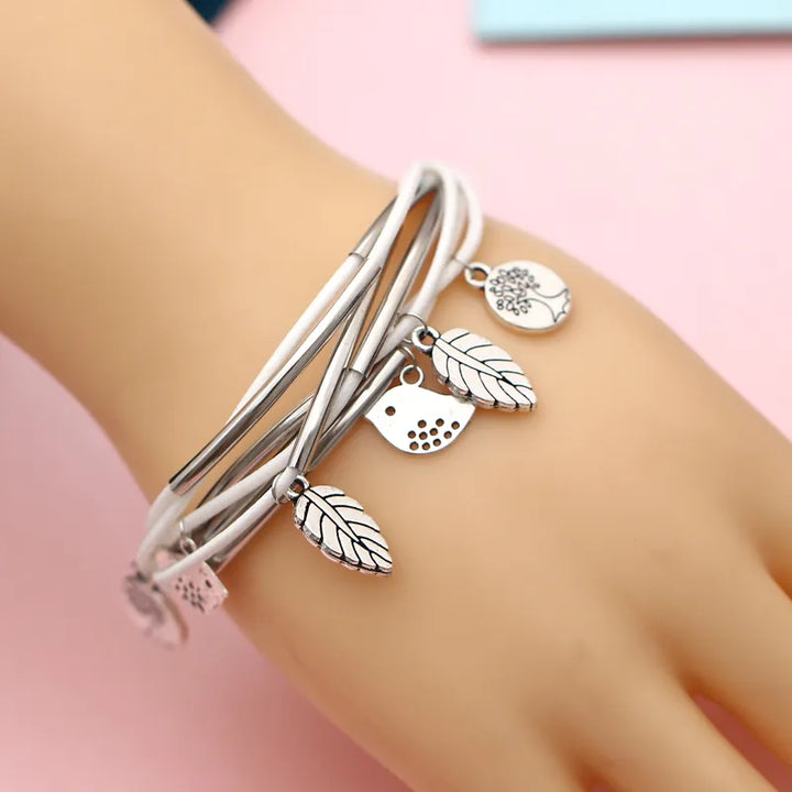 Verstellbares Armband mit Natur-Charms, ideal für Alltag & Geschenkidee.