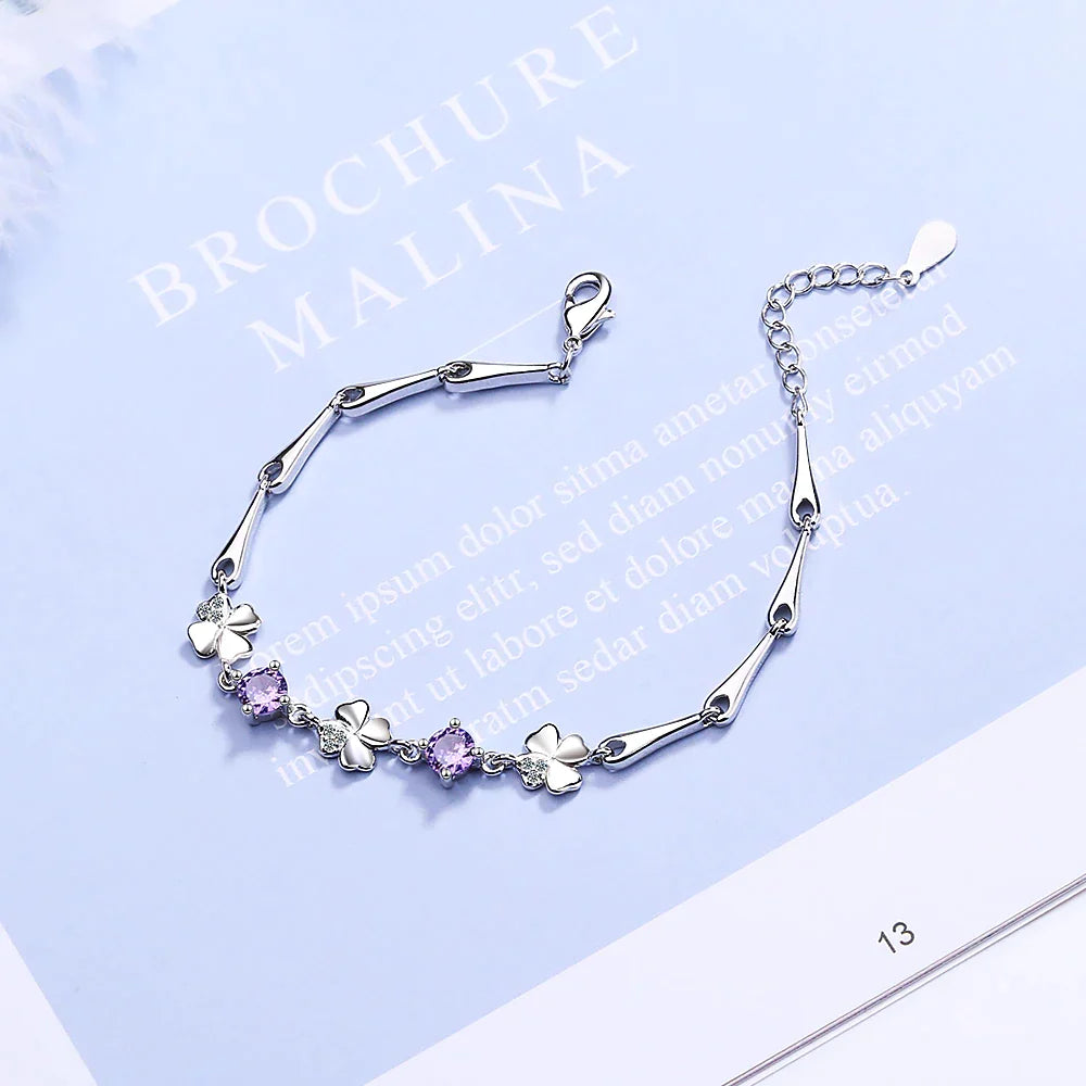 Damen Armband mit funkelndem Vierblättrigen Kleeblatt Anhänger aus Silber, elegant und verstellbar.