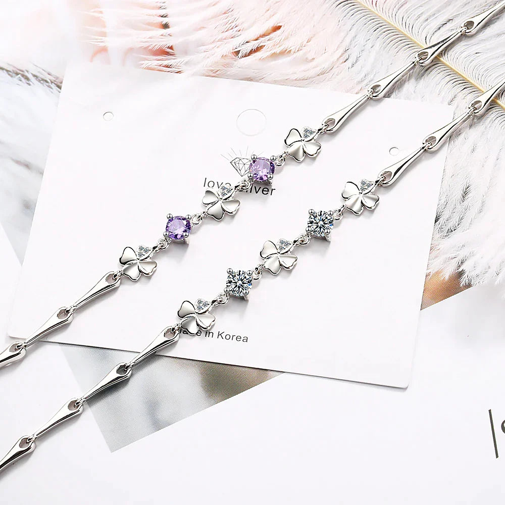 Verstellbares Damen Armband mit glänzendem Vierblättrigem Kleeblatt aus Silber und Kristall.