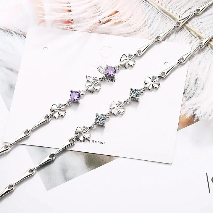 Verstellbares Damen Armband mit glänzendem Vierblättrigem Kleeblatt aus Silber und Kristall.