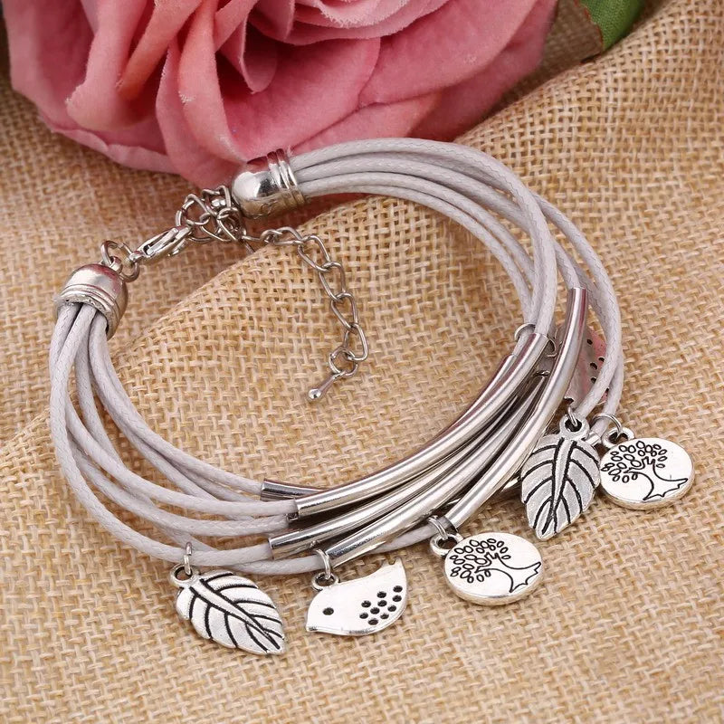 Verstellbares Unisex-Armband mit Natur-Design und stilvollen Charms.