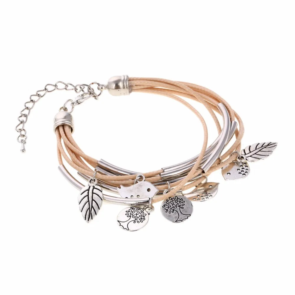 Modisches Accessoire: Mehrschichtiges Armband mit Natur-Motiven.