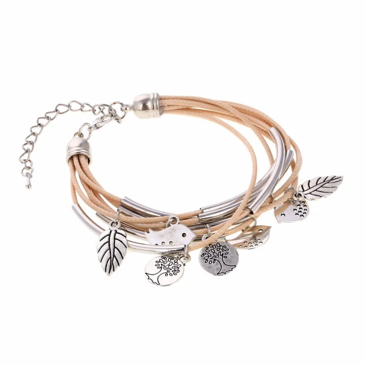 Modisches Accessoire: Mehrschichtiges Armband mit Natur-Motiven.