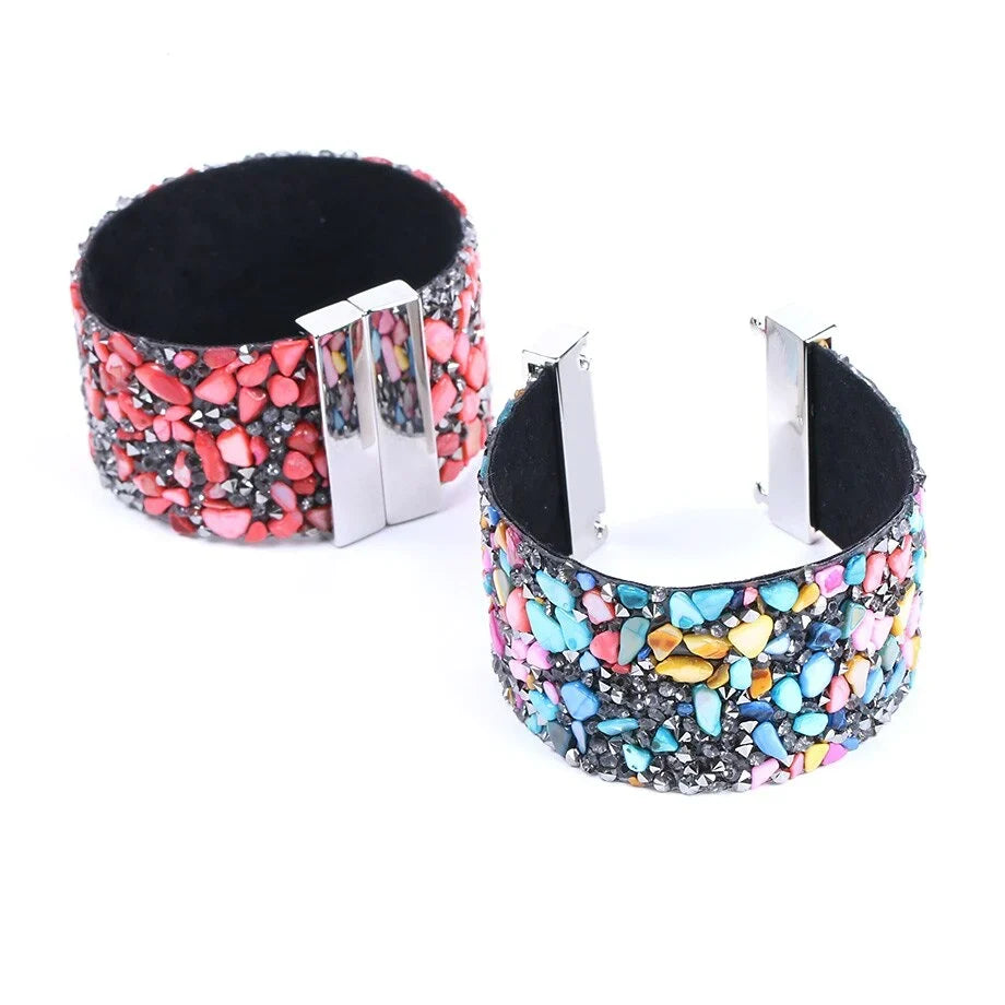 Damen-Handgelenk mit modischem Naturstein-Kristall-Lederarmreif, Wickelarmband-Stil.