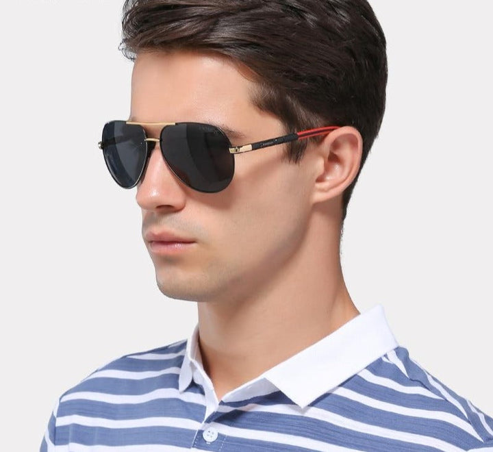 Elegante Herren Vintage Sonnenbrille mit robustem Rahmen & getönten Gläsern.