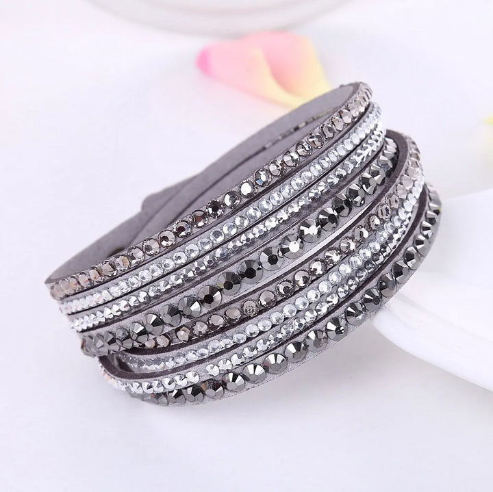 Glamouröses Unisex Strass-Wickelarmband als funkelndes Accessoire. Modisch und mehrschichtig, perfekt für jeden Anlass.