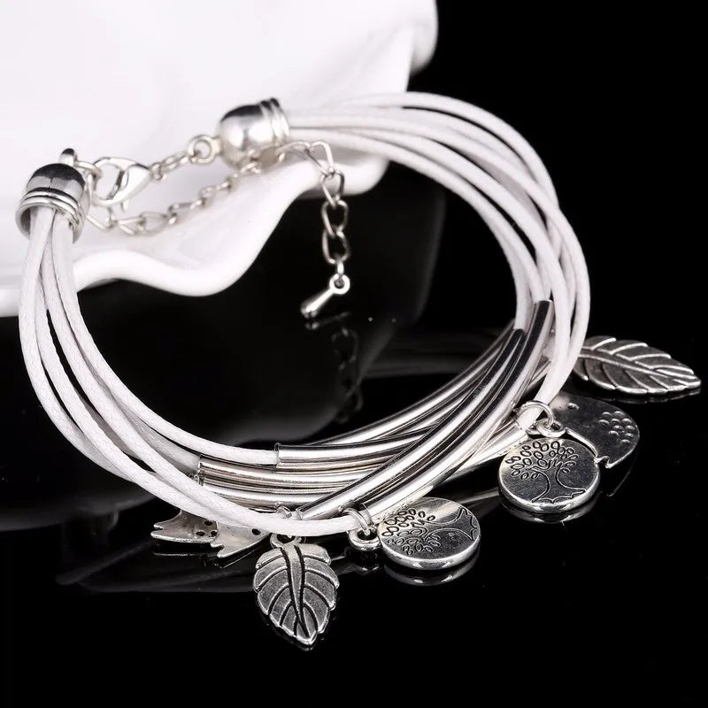 Mehrschichtiges Unisex-Armband mit Blatt-Charm, Natur-Look, verstellbar.