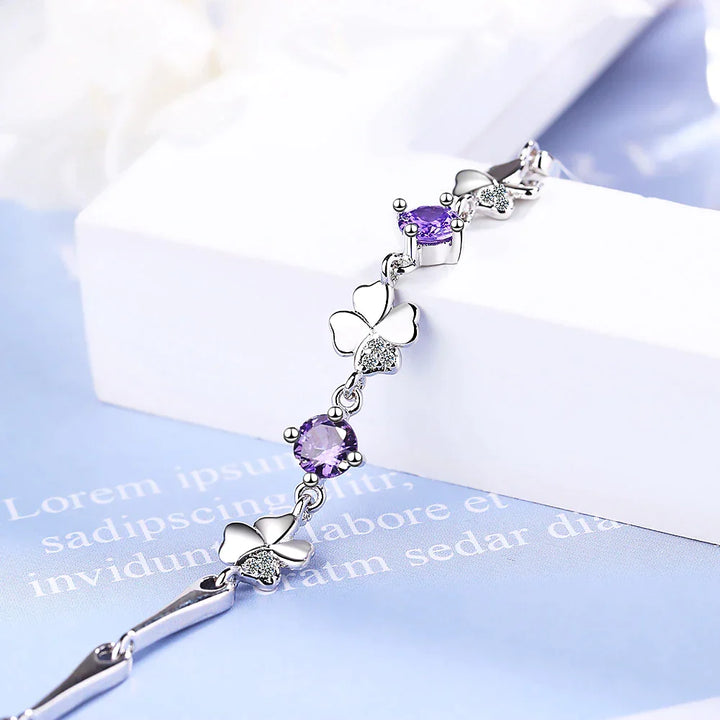 Elegantes Damen Kleeblatt Armband aus Silber mit Kristall, ideales Glücks-Geschenk für Frauen.
