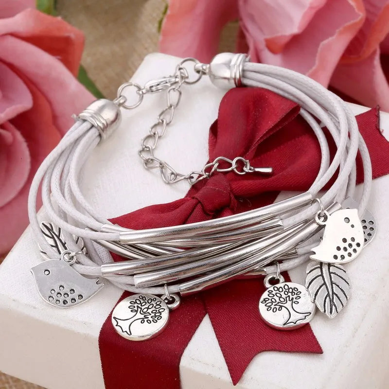 Geschenkidee: Mehrschichtiges Natur-Armband mit Blättern & Vogel-Charm.