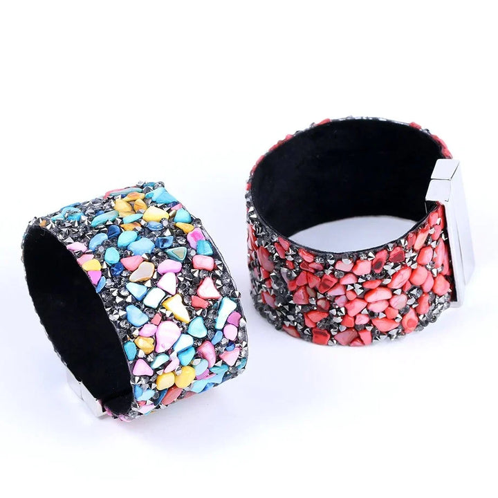 Einzigartiges Damen-Armband: Naturstein, Kristall und Leder, im Boho-Wickeldesign mit Verschluss.